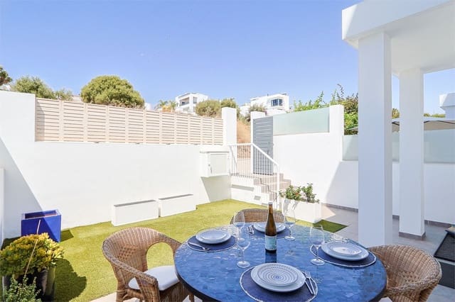 Rivitalo myytävänä paikassa Avda Pescia - Ctra de Frigiliana, Nerja - 449 000 € (Ref: 10098765)