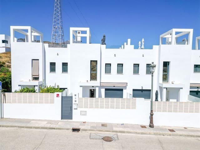 Rivitalo myytävänä paikassa Avda Pescia - Ctra de Frigiliana, Nerja - 449 000 € (Ref: 10098765)