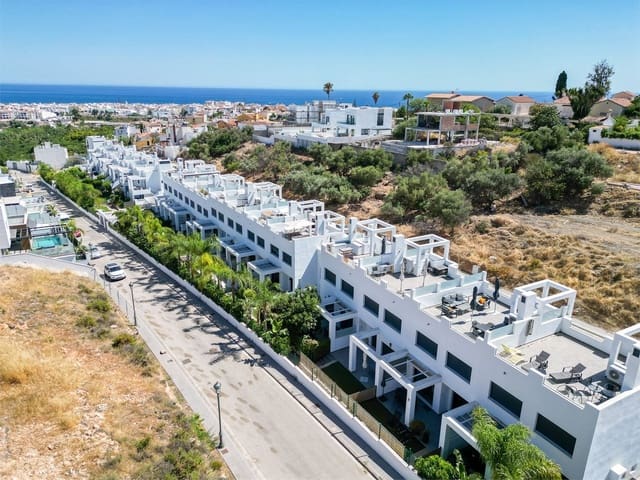 Rivitalo myytävänä paikassa Avda Pescia - Ctra de Frigiliana, Nerja - 449 000 € (Ref: 10098765)