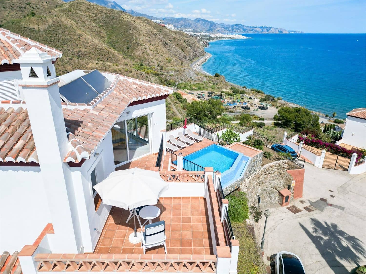 5 sovrum Villa till salu i Nerja med pool garage - 915 000 € (Ref: 10098773)
