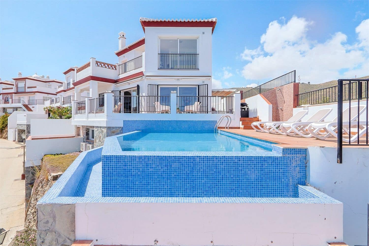 5 sovrum Villa till salu i Nerja med pool garage - 915 000 € (Ref: 10098773)