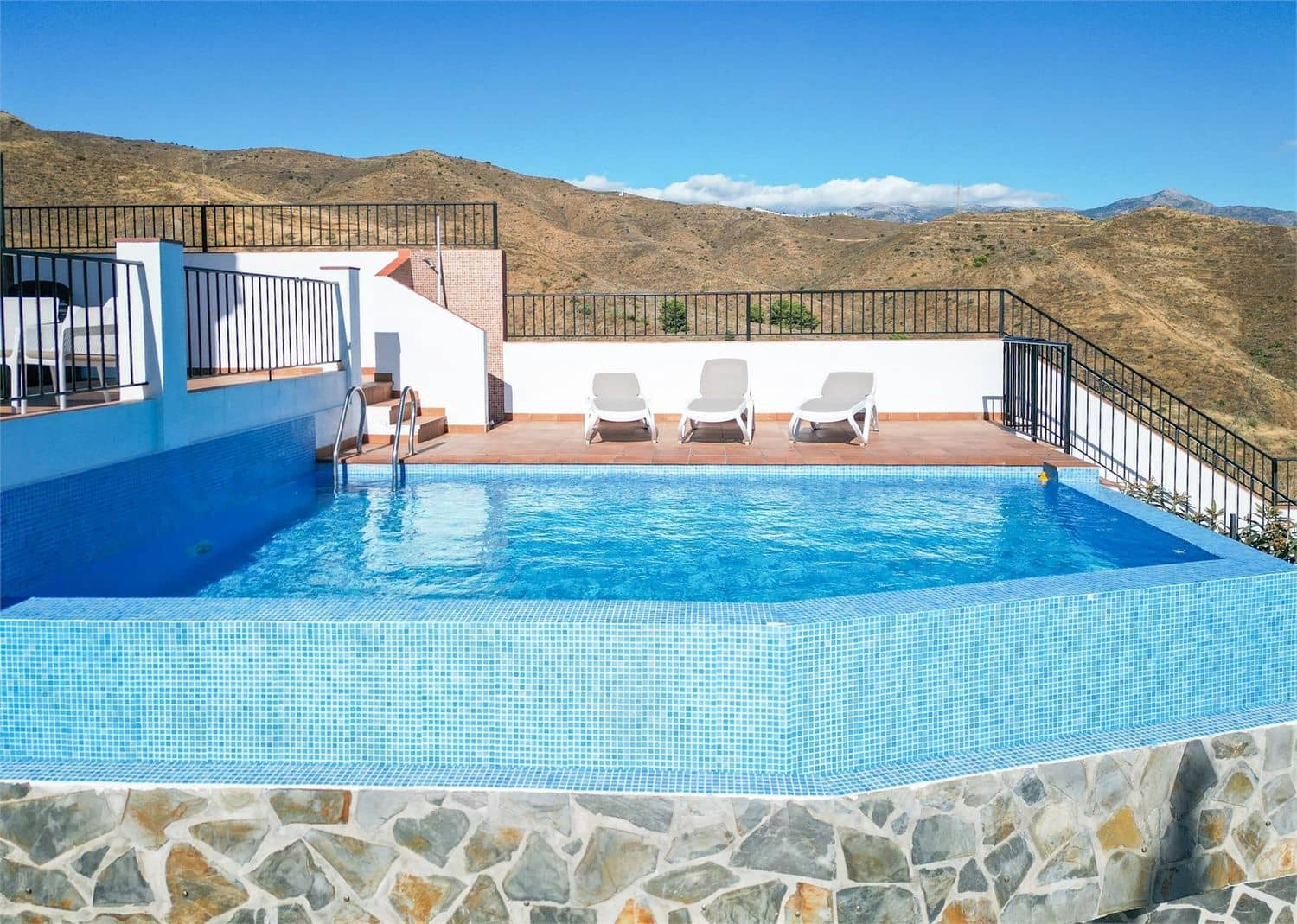 5 sovrum Villa till salu i Nerja med pool garage - 915 000 € (Ref: 10098773)