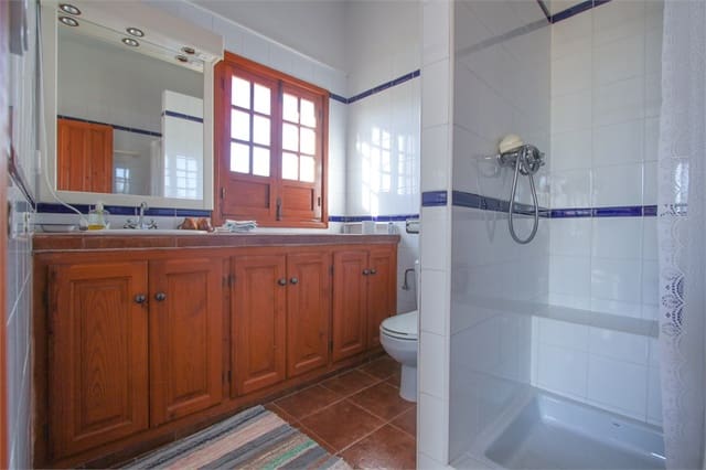 4 makuuhuone Huvila myytävänä paikassa Nerja mukana uima-altaan 
autotalli - 748 000 € (Ref: 9207214)