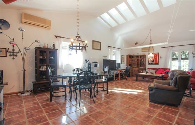 4 makuuhuone Huvila myytävänä paikassa Nerja mukana uima-altaan 
autotalli - 748 000 € (Ref: 9207214)