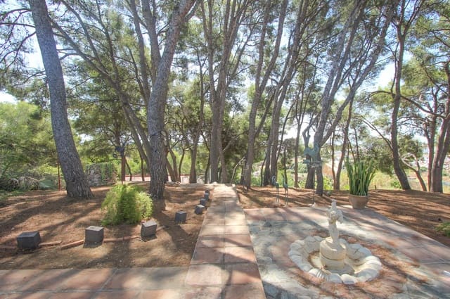 4 makuuhuone Huvila myytävänä paikassa Nerja mukana uima-altaan 
autotalli - 748 000 € (Ref: 9207214)