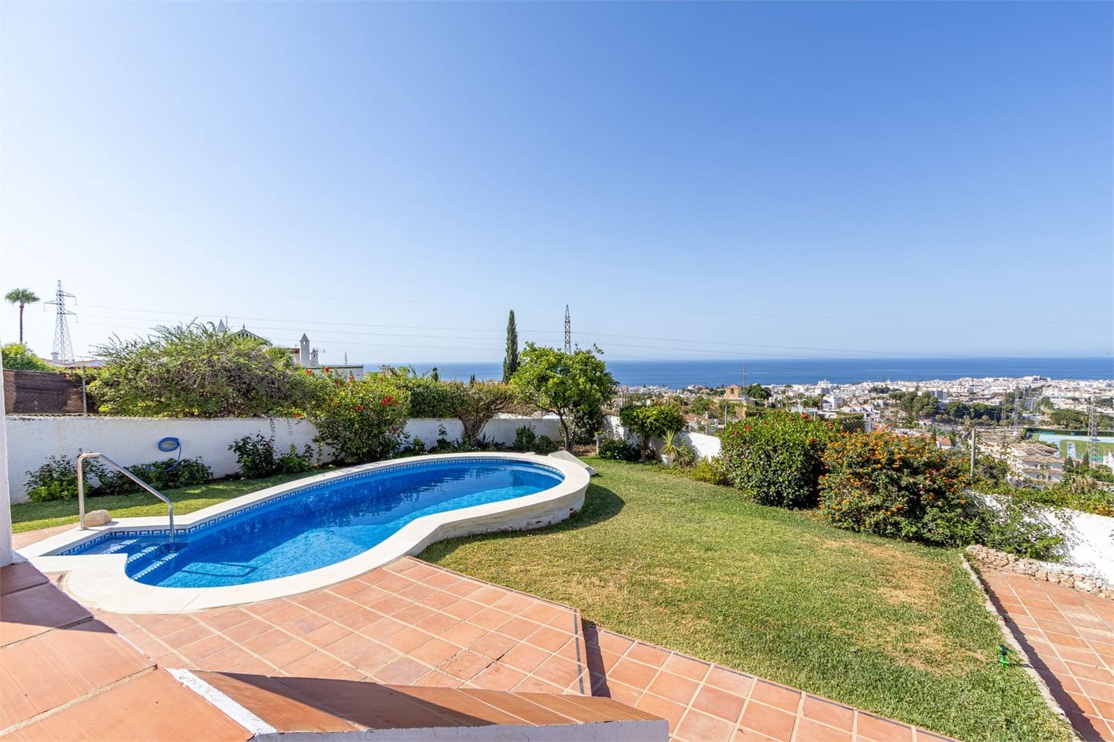 Chalet de 2 habitaciones en Nerja en venta con piscina garaje - 650.000 € (Ref: 9207237)