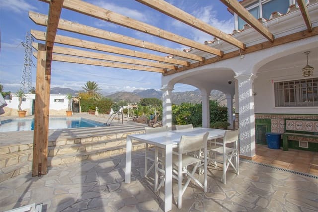 3 makuuhuone Huvila myytävänä paikassa Nerja mukana uima-altaan 
autotalli - 650 000 € (Ref: 9207275)