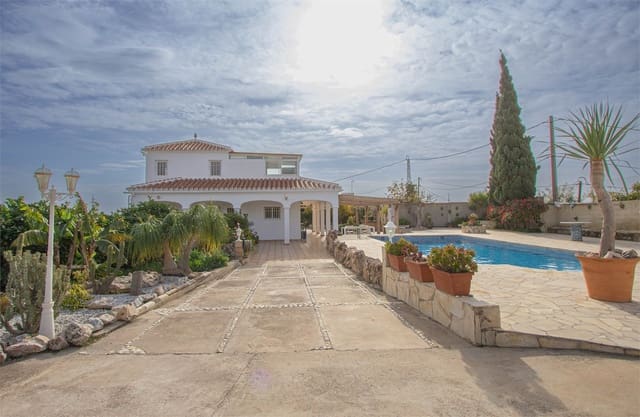 3 makuuhuone Huvila myytävänä paikassa Nerja mukana uima-altaan 
autotalli - 650 000 € (Ref: 9207275)