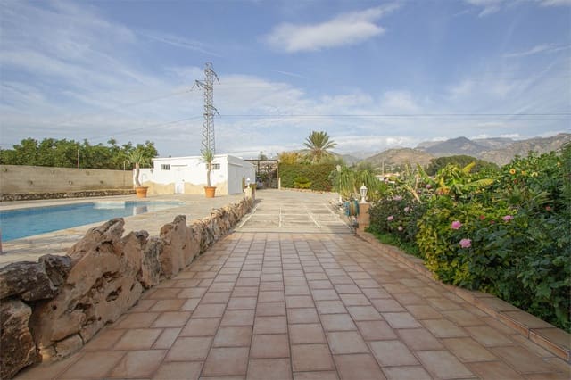 3 makuuhuone Huvila myytävänä paikassa Nerja mukana uima-altaan 
autotalli - 650 000 € (Ref: 9207275)