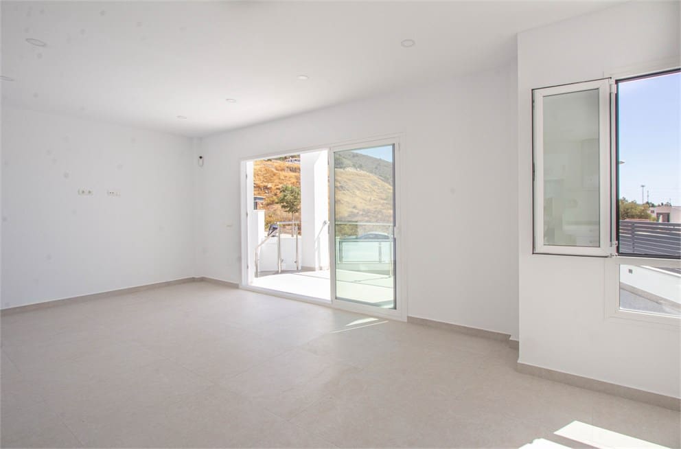 4 quarto Moradia para venda em Nerja com piscina garagem - 865 000 € (Ref: 9207284)