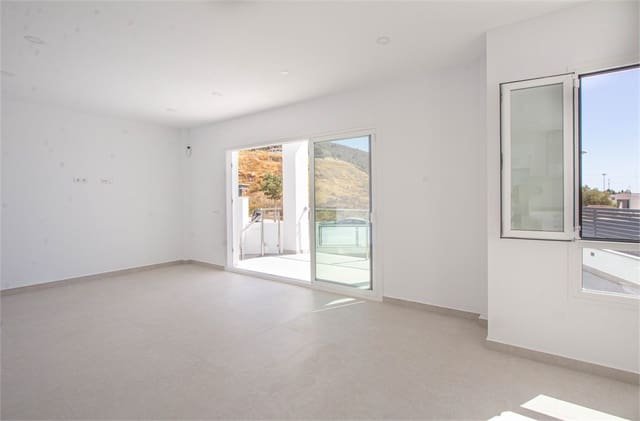 4 makuuhuone Huvila myytävänä paikassa Nerja mukana uima-altaan 
autotalli - 865 000 € (Ref: 9207284)