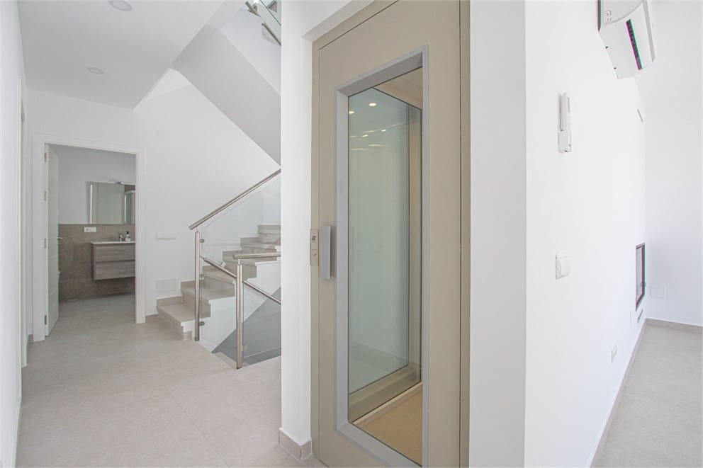 4 quarto Moradia para venda em Nerja com piscina garagem - 865 000 € (Ref: 9207284)