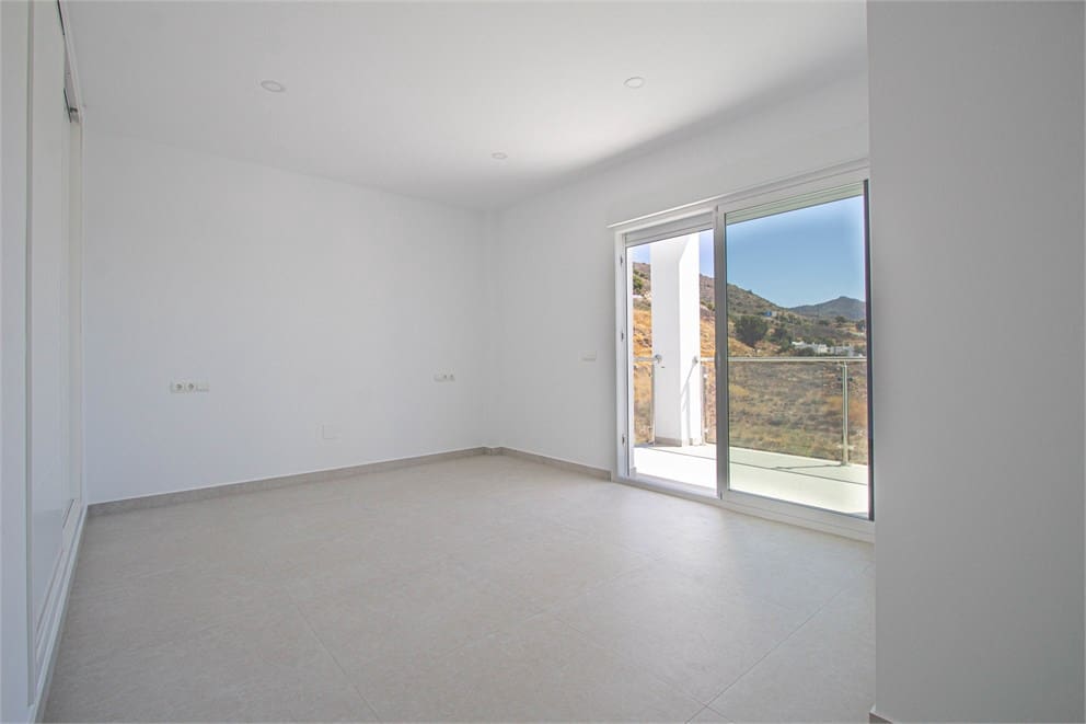 4 quarto Moradia para venda em Nerja com piscina garagem - 865 000 € (Ref: 9207284)