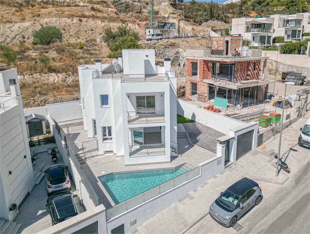 4 quarto Moradia para venda em Nerja com piscina garagem - 865 000 € (Ref: 9207284)