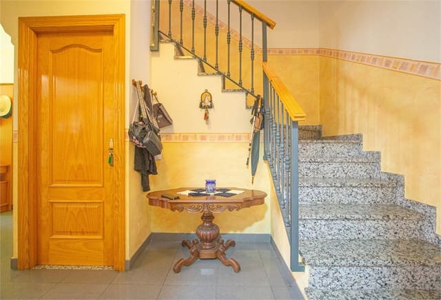 5 slaapkamer Rijtjeshuis te koop in Torrox-Costa, Torrox met garage - € 345.000 (Ref: 9207290)