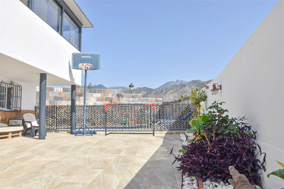 3 sovrum Villa till salu i Nerja med pool garage - 630 000 € (Ref: 9207293)