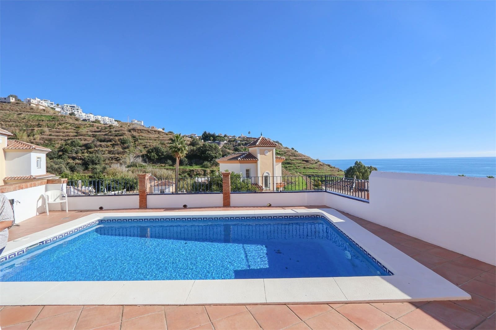 3 slaapkamer Villa te koop in Torrox met zwembad garage - € 740.000 (Ref: 9432476)