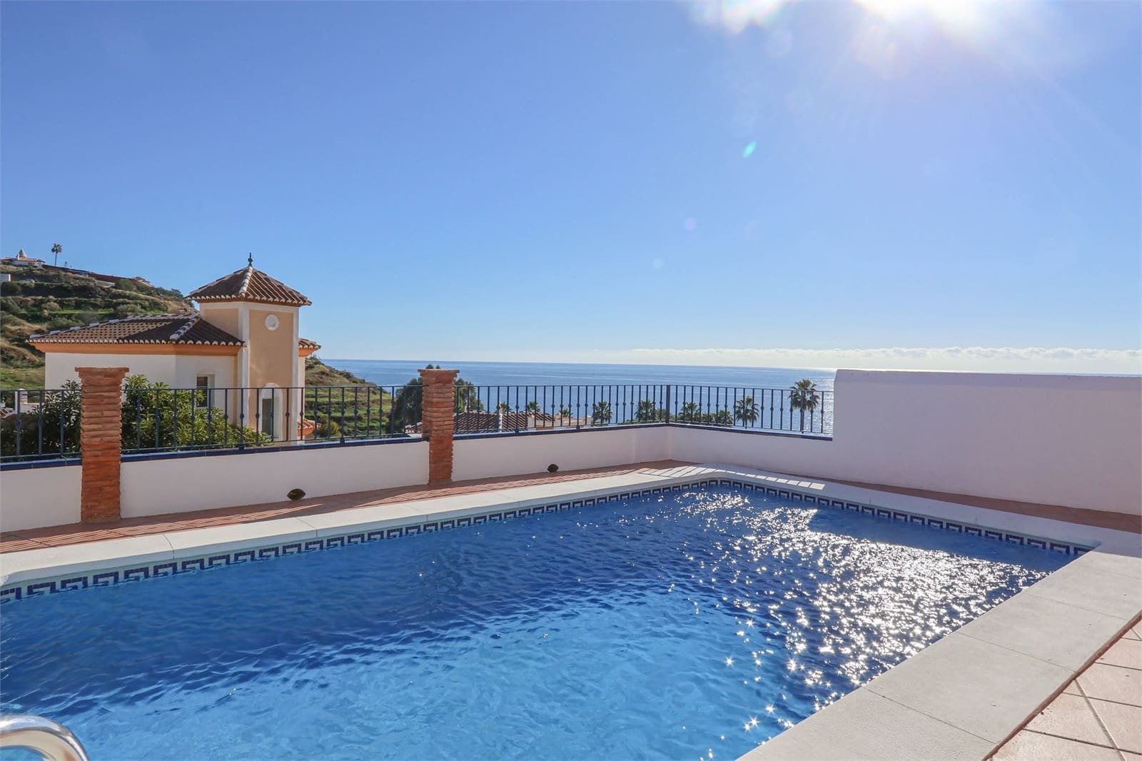 3 slaapkamer Villa te koop in Torrox met zwembad garage - € 740.000 (Ref: 9432476)