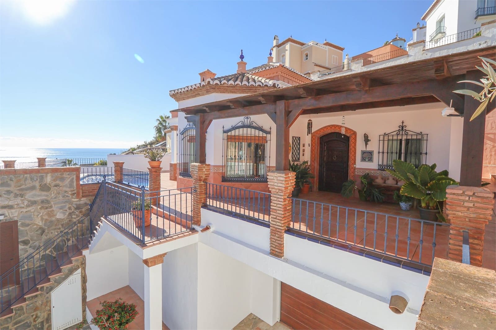 3 slaapkamer Villa te koop in Torrox met zwembad garage - € 740.000 (Ref: 9432476)