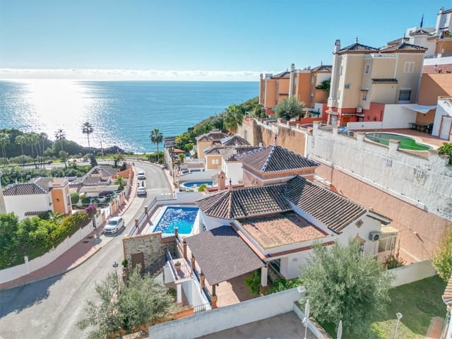 Chalet de 3 habitaciones en Torrox en venta con piscina garaje - 740.000 € (Ref: 9432476)