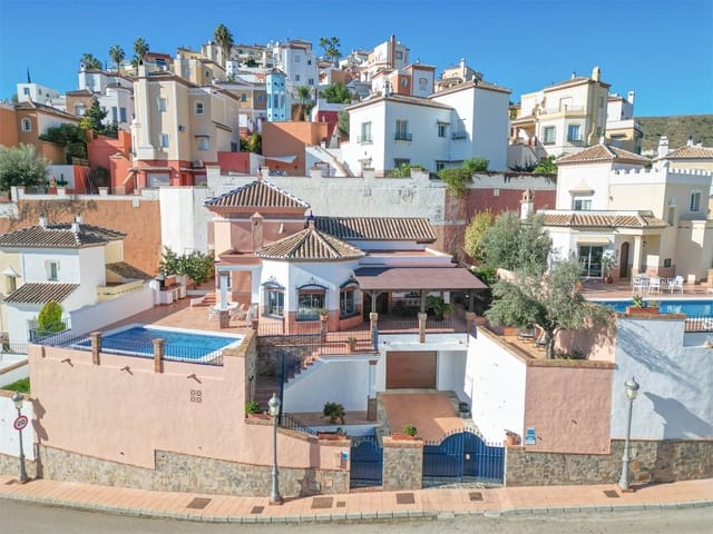 Chalet de 3 habitaciones en Torrox en venta con piscina garaje - 740.000 € (Ref: 9432476)