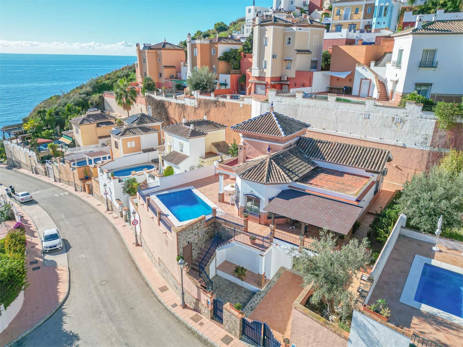 3 slaapkamer Villa te koop in Torrox met zwembad garage - € 740.000 (Ref: 9432476)