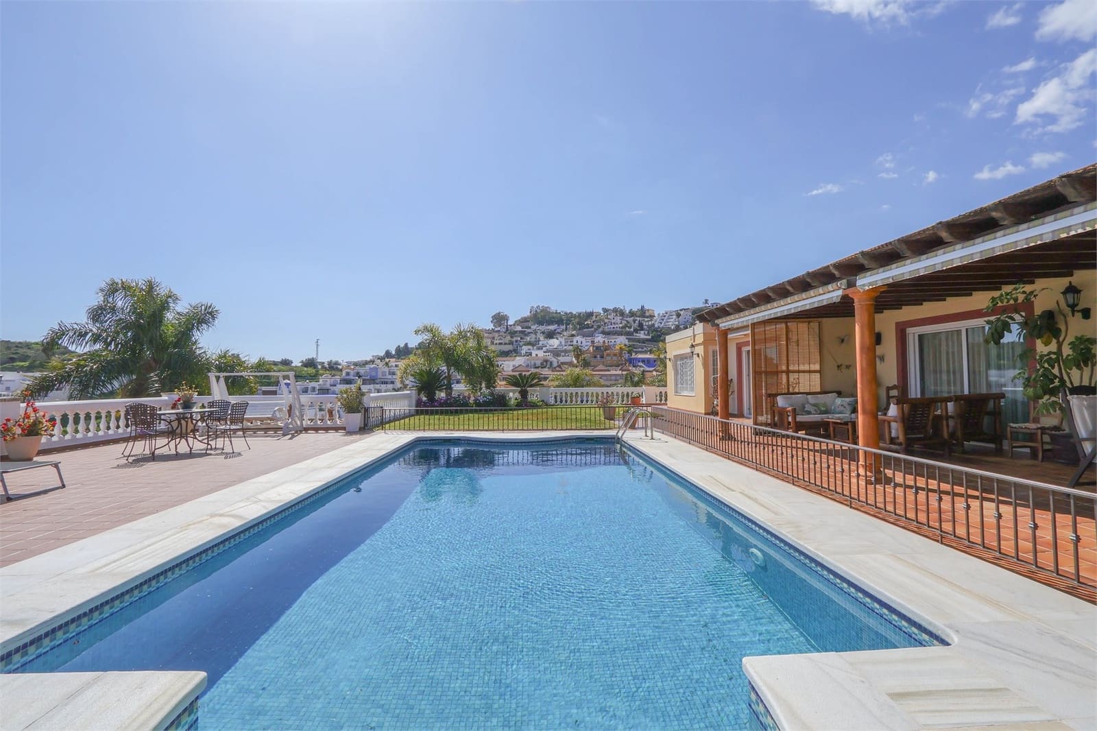 4 bedroom Villa for sale in Almunecar with pool garage - € 1,300,000 (Ref: 9976357)