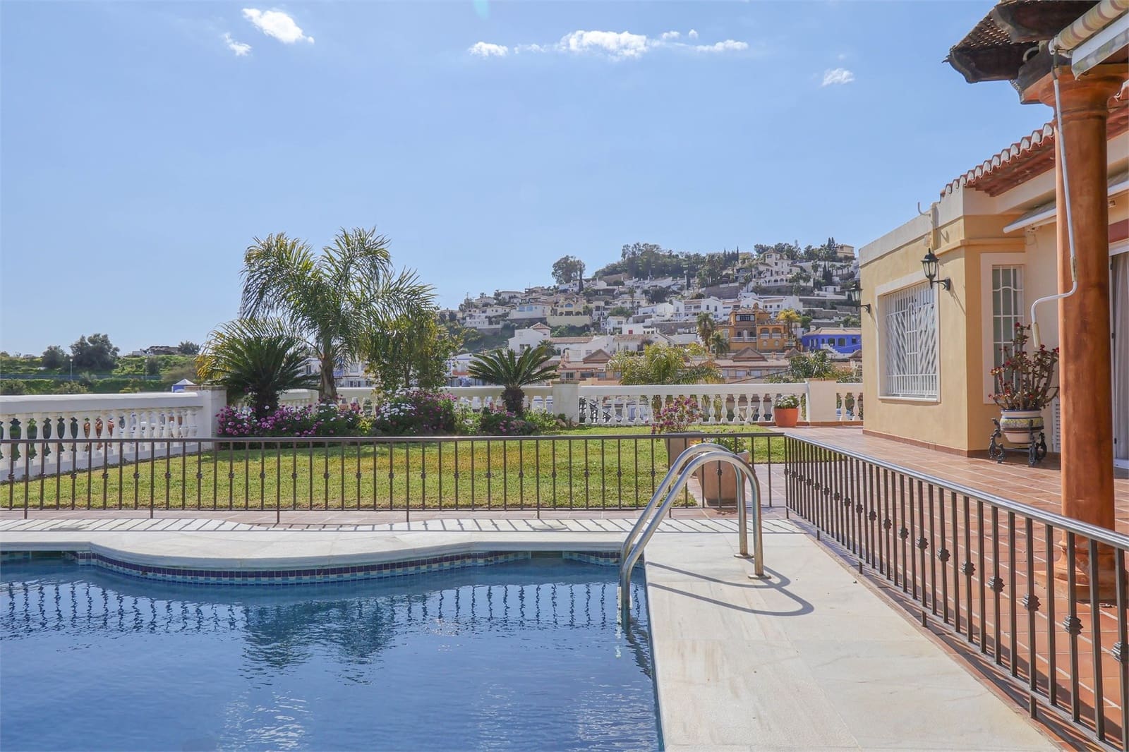 4 bedroom Villa for sale in Almunecar with pool garage - € 1,300,000 (Ref: 9976357)
