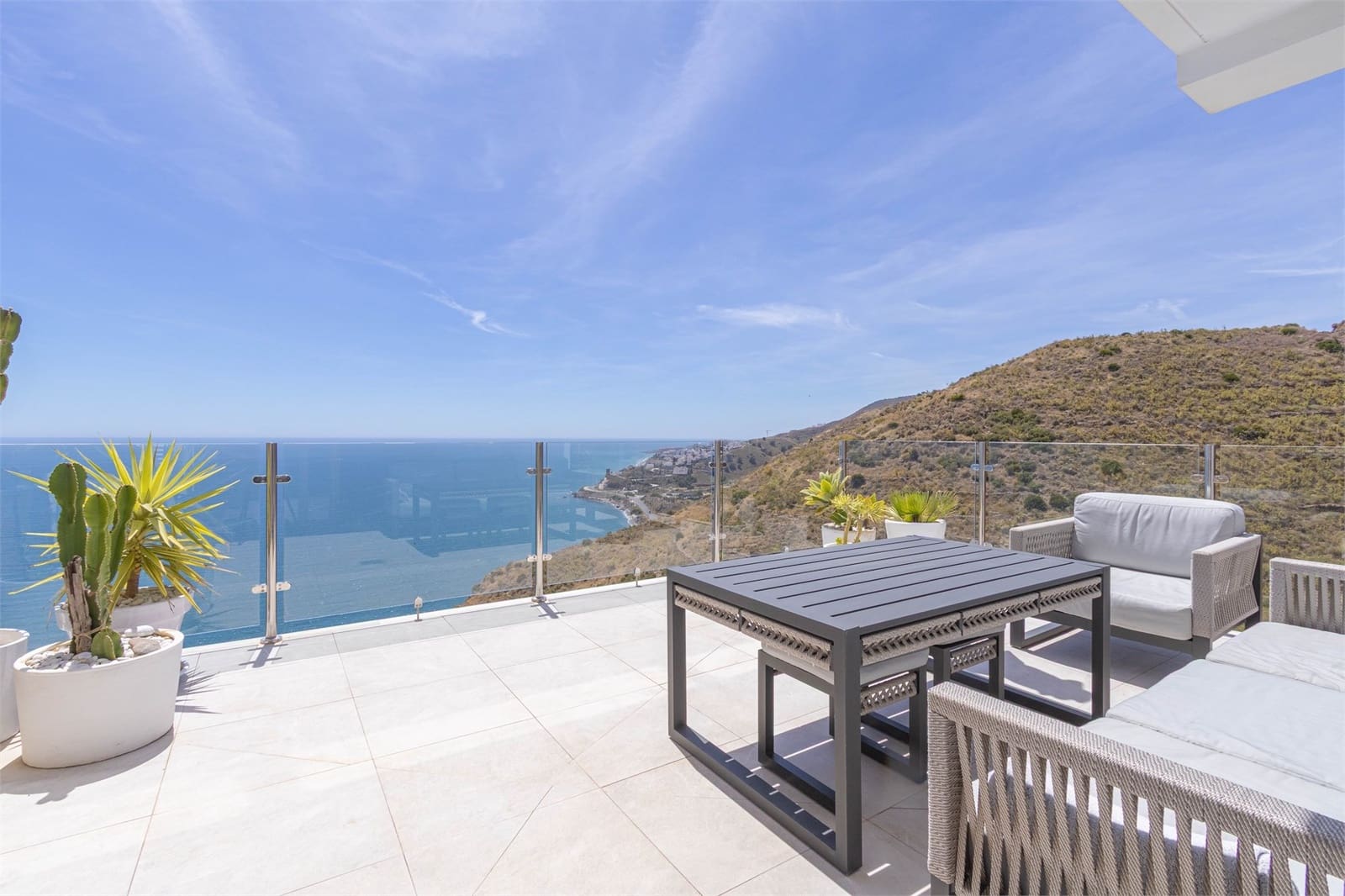 Apartamento de 2 habitaciones en Torrox en venta con piscina garaje - 525.000 € (Ref: 9976363)