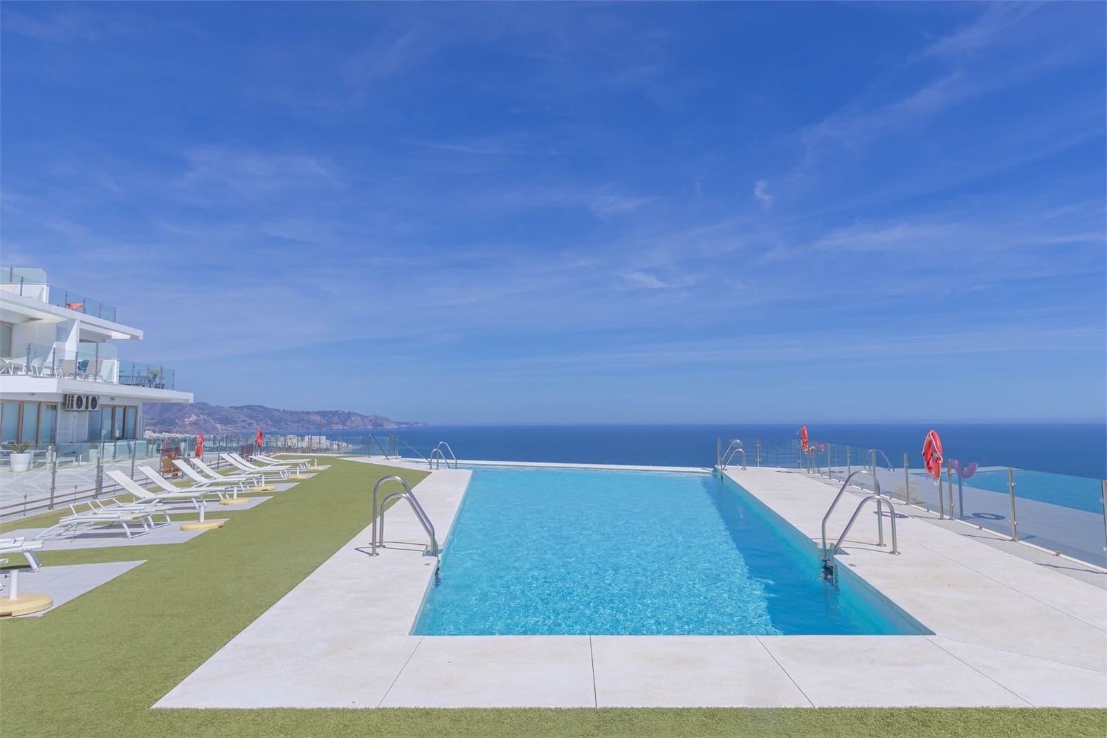 Apartamento de 2 habitaciones en Torrox en venta con piscina garaje - 525.000 € (Ref: 9976363)