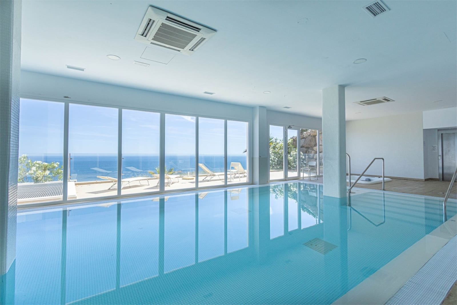Apartamento de 2 habitaciones en Torrox en venta con piscina garaje - 525.000 € (Ref: 9976363)