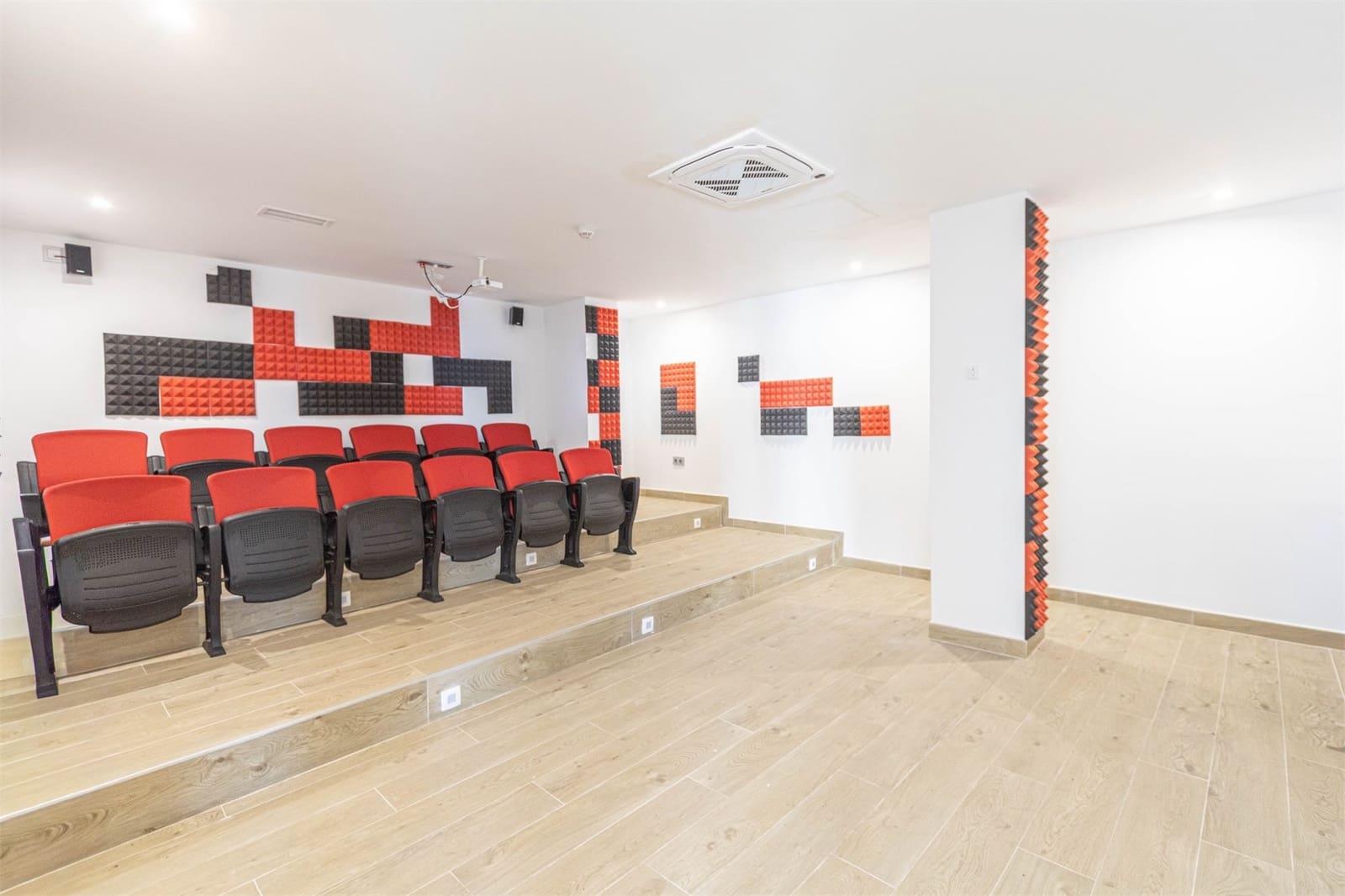 Apartamento de 2 habitaciones en Torrox en venta con piscina garaje - 525.000 € (Ref: 9976363)