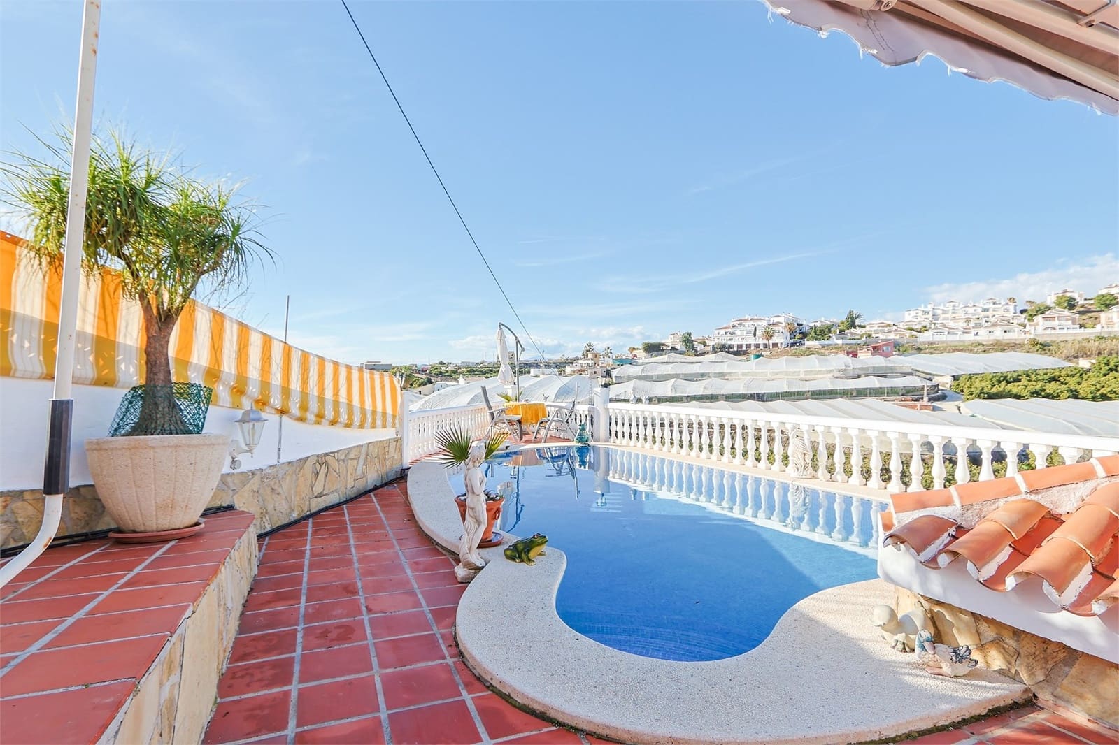 3 bedroom Villa for sale in Torrox with pool - € 399,000 (Ref: 9976368)