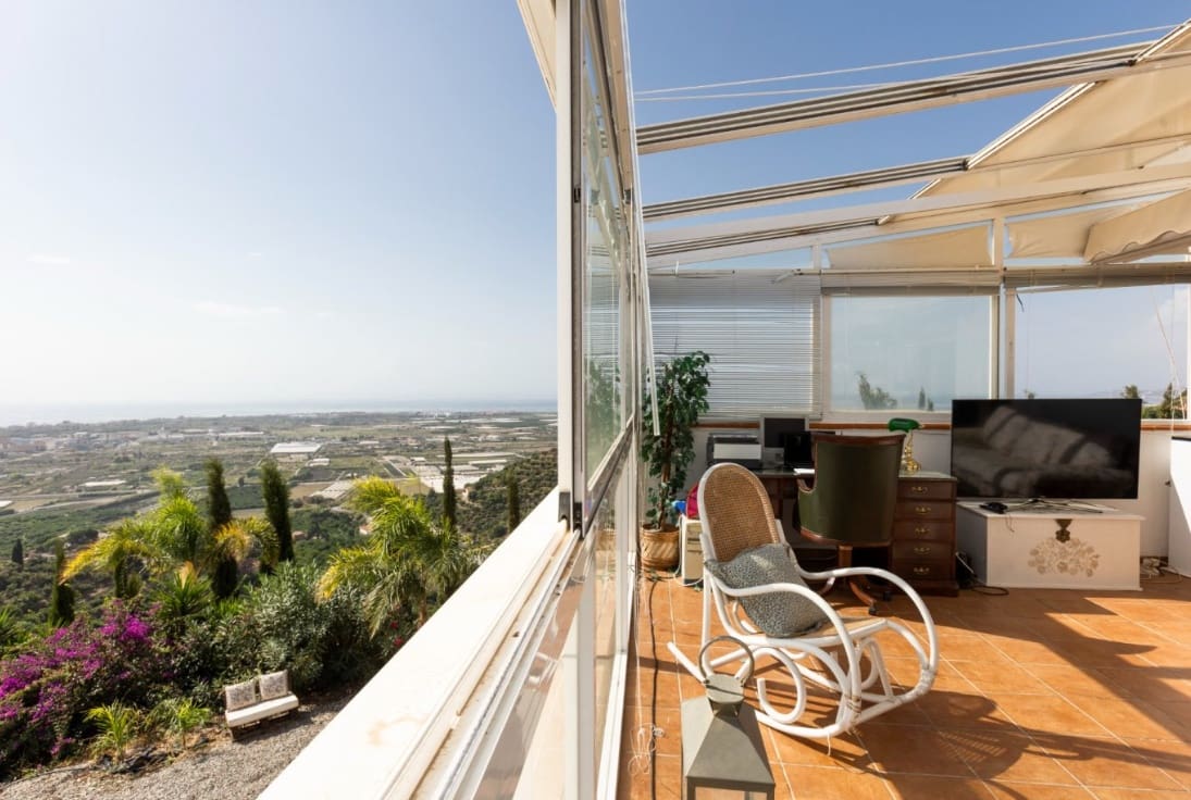 Chalet de 3 habitaciones en Motril en venta con piscina - 499.000 € (Ref: 9976371)