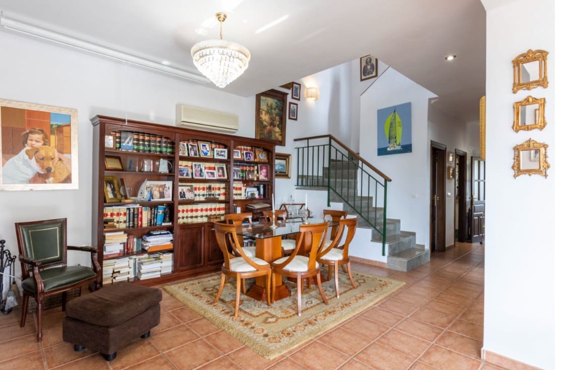 Chalet de 3 habitaciones en Motril en venta con piscina - 499.000 € (Ref: 9976371)