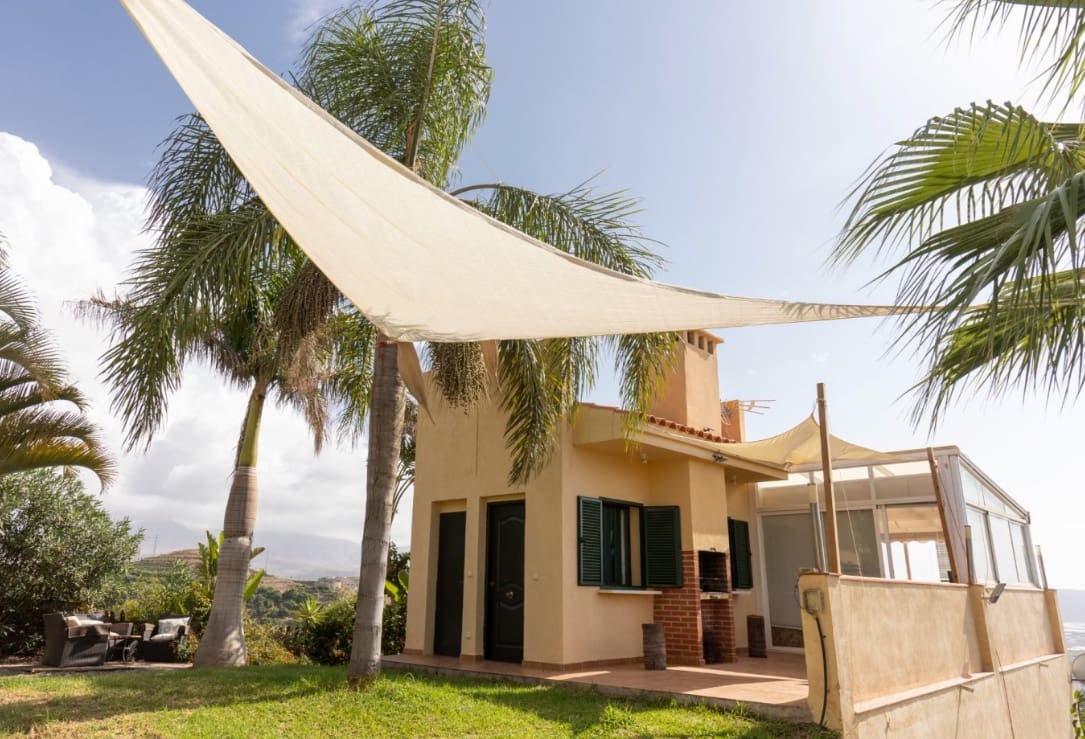 Chalet de 3 habitaciones en Motril en venta con piscina - 499.000 € (Ref: 9976371)
