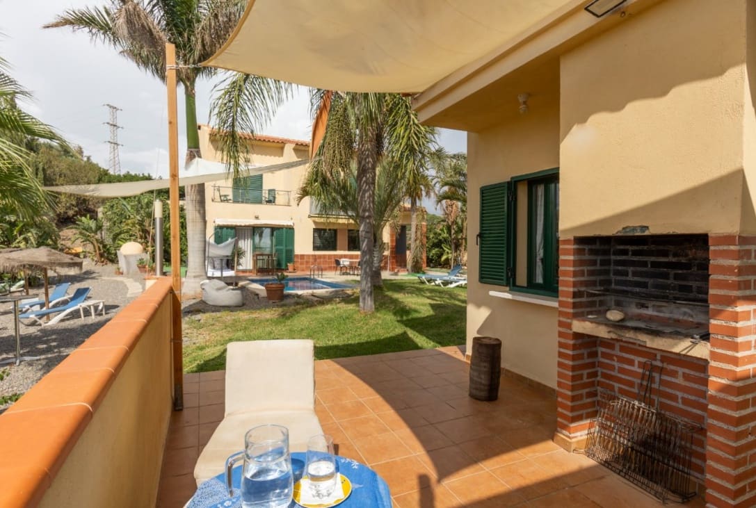 Chalet de 3 habitaciones en Motril en venta con piscina - 499.000 € (Ref: 9976371)