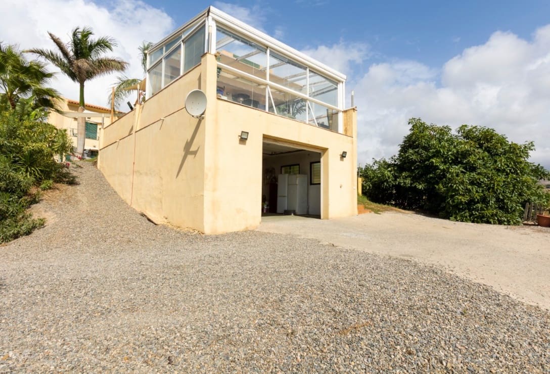 Chalet de 3 habitaciones en Motril en venta con piscina - 499.000 € (Ref: 9976371)