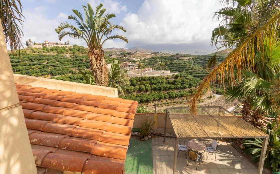Chalet de 3 habitaciones en Motril en venta con piscina - 499.000 € (Ref: 9976371)