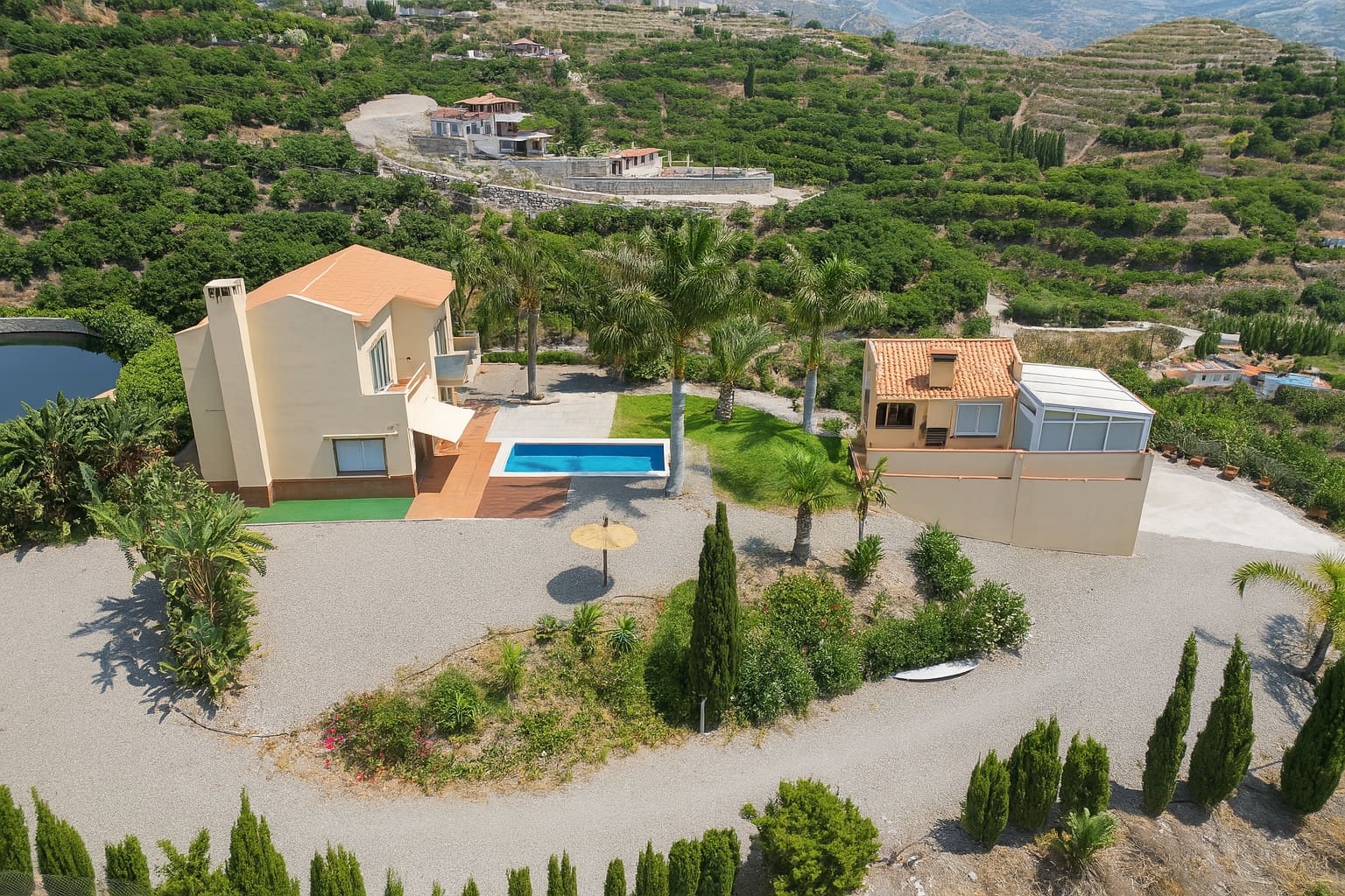 Chalet de 3 habitaciones en Motril en venta con piscina - 499.000 € (Ref: 9976371)