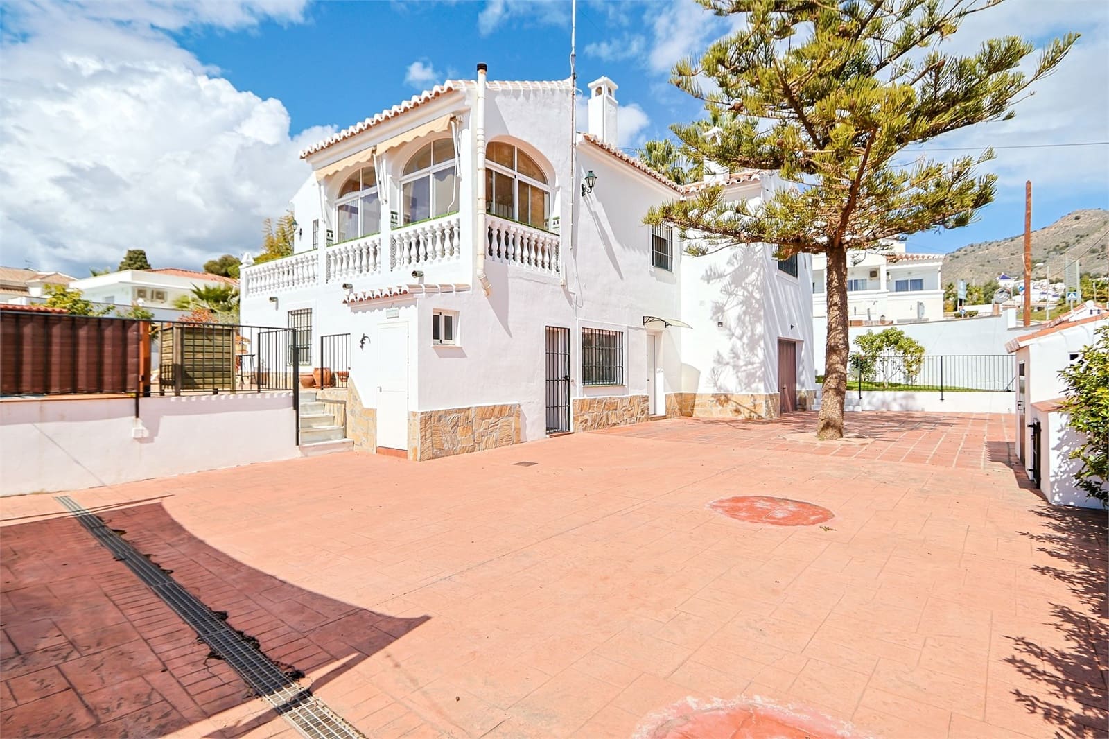 4 soveværelse Villa til salg i Nerja med swimmingpool garage - € 1.345.000 (Ref: 9976374)