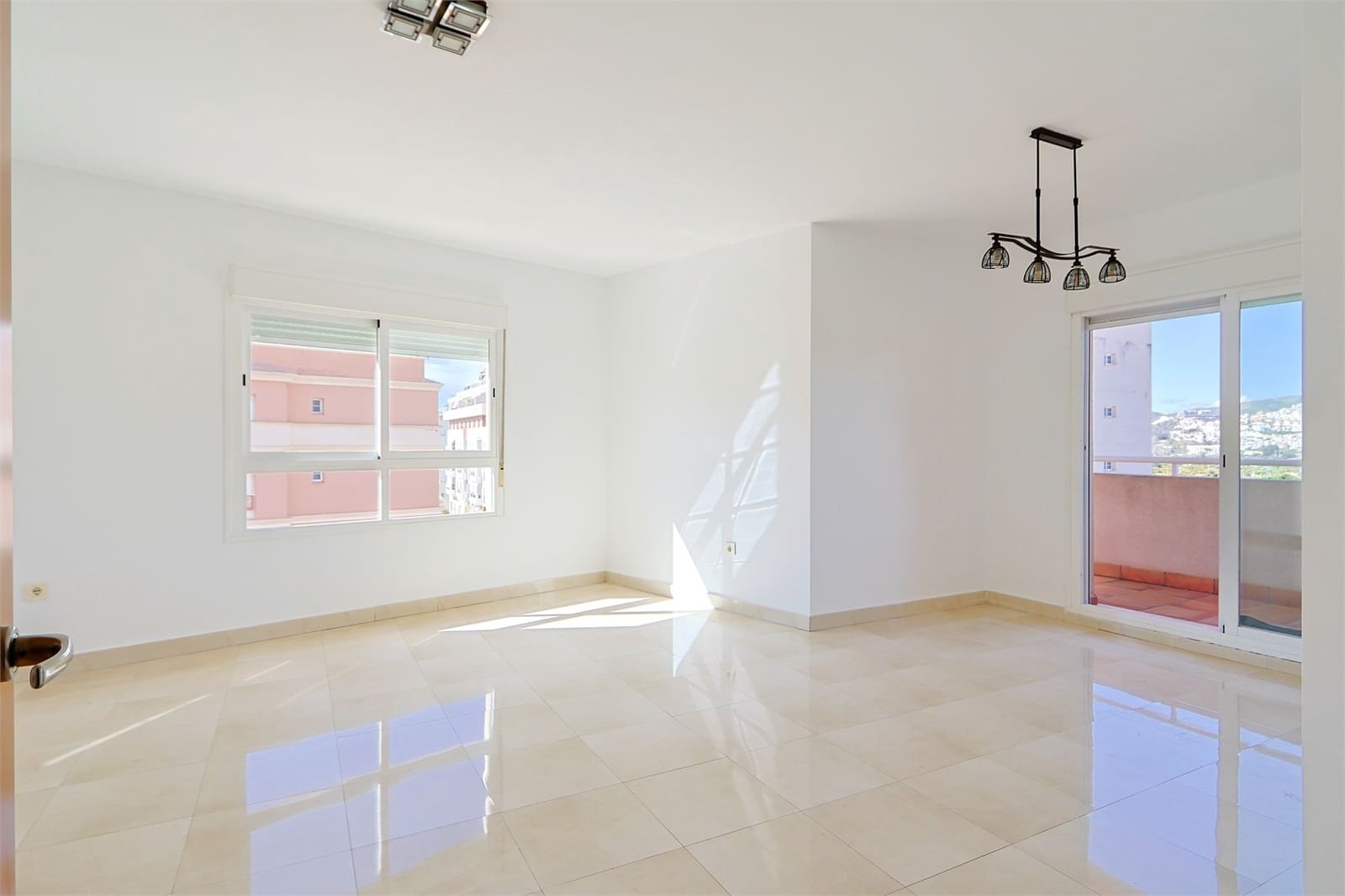 3 bedroom Apartment for sale in Nerja with garage - € 449,000 (Ref: 9976375)