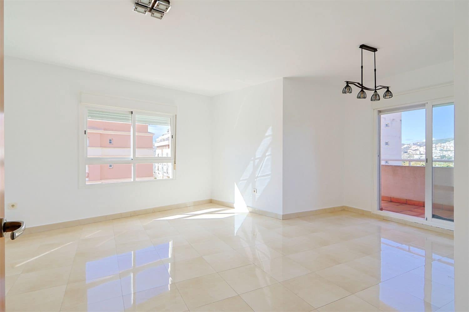 Apartment for sale in Nerja with garage - € 425,000 (Ref: 9976375)