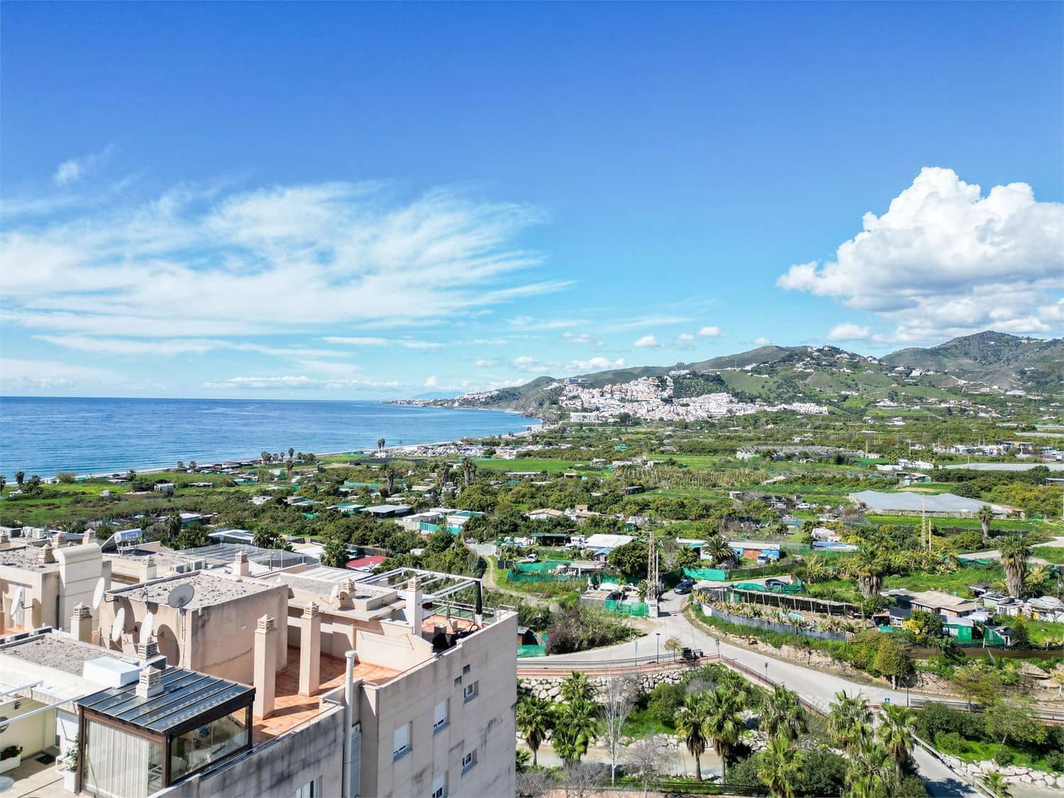 Apartment for sale in Nerja with garage - € 425,000 (Ref: 9976375)