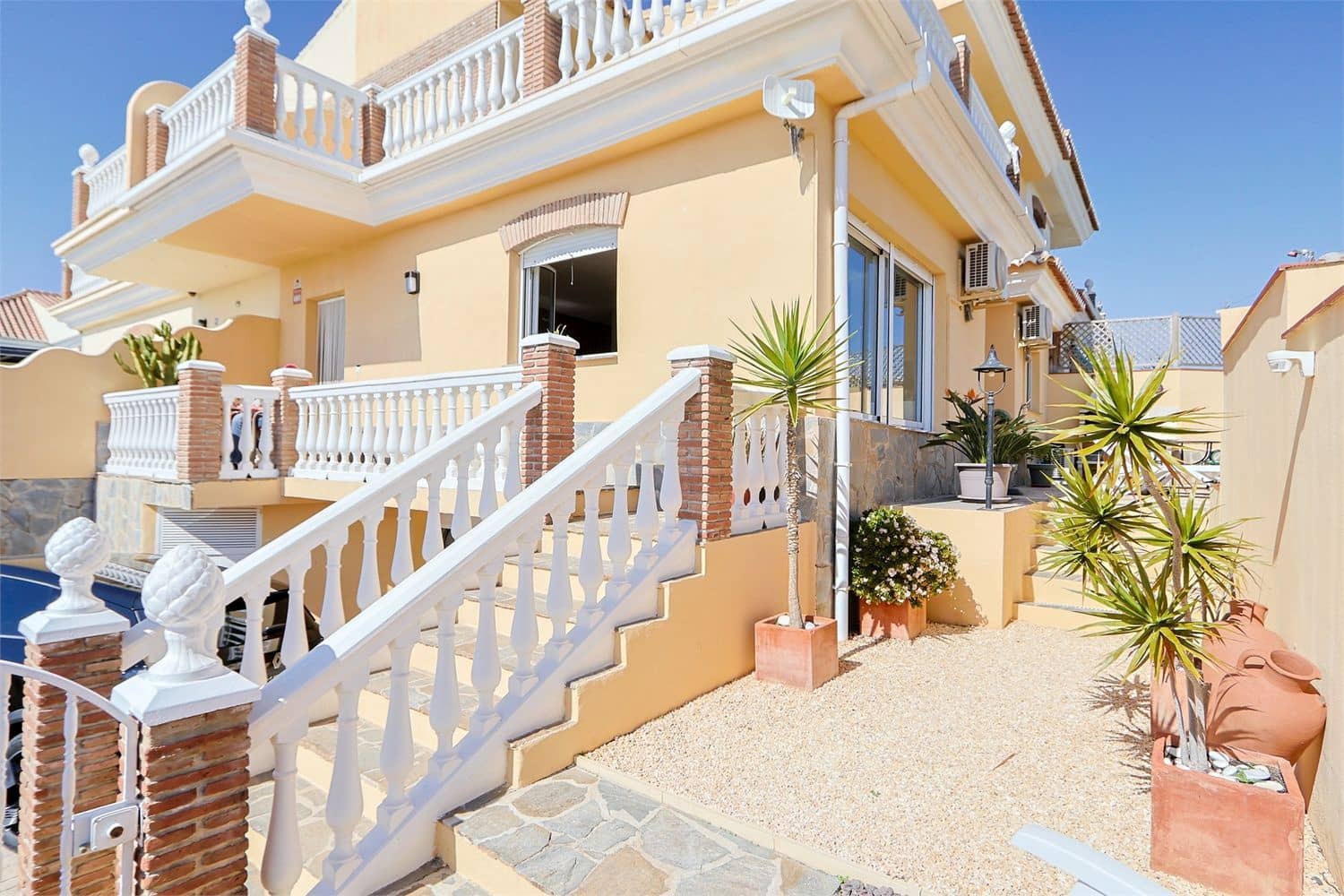 Villa for sale in Torrox-Costa - € 469,000 (Ref: 9976376)