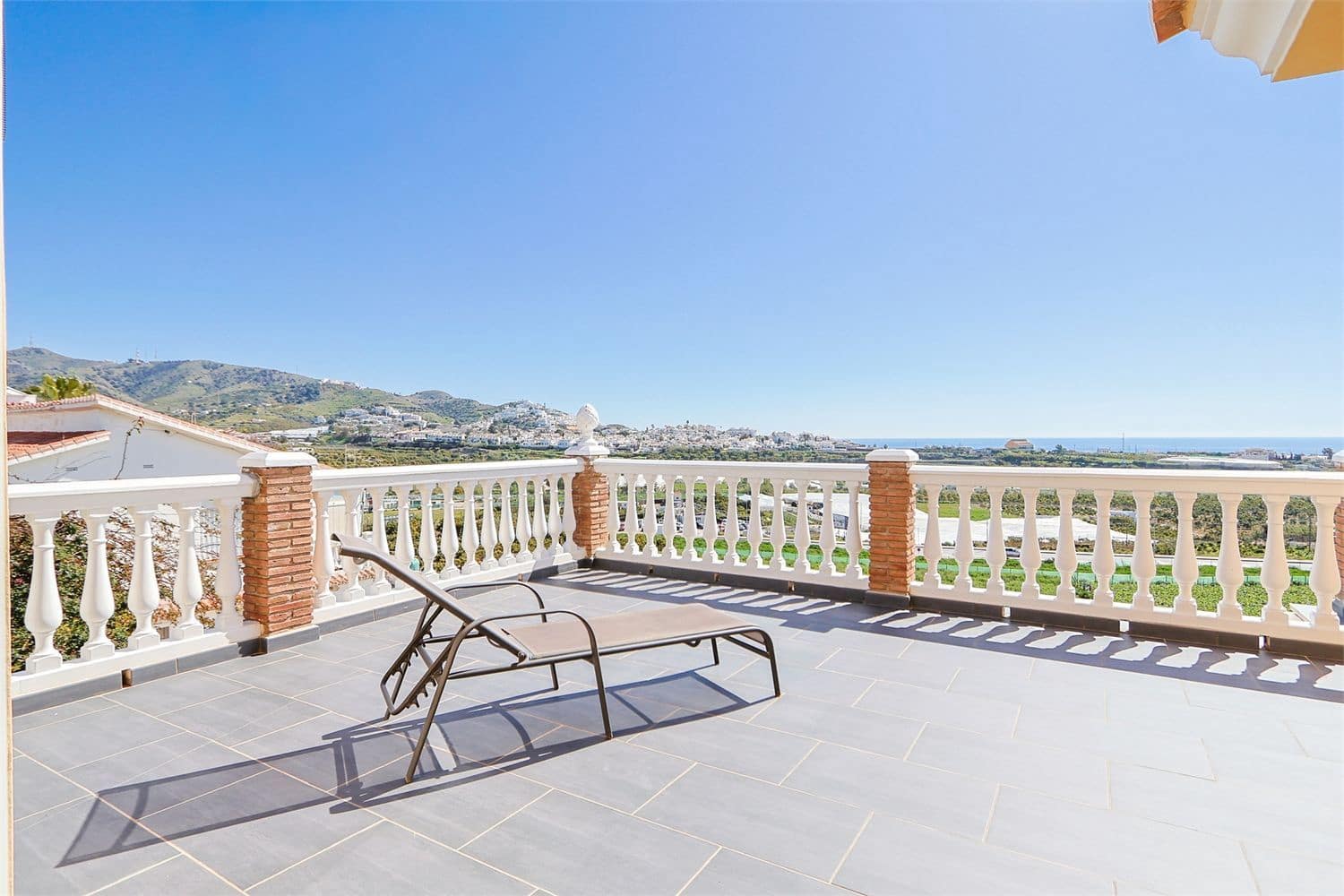 Villa for sale in Torrox-Costa - € 469,000 (Ref: 9976376)