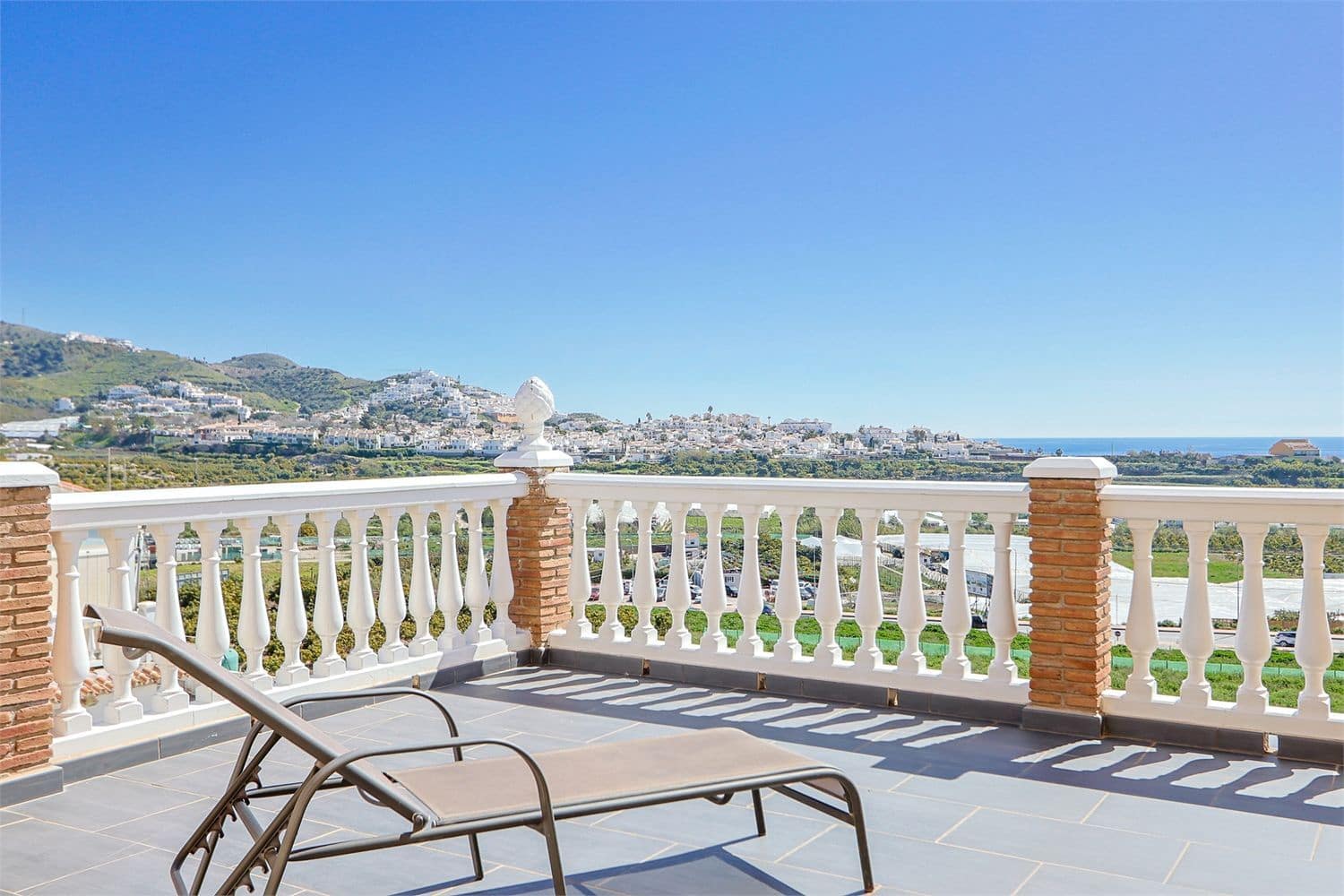 Villa for sale in Torrox-Costa - € 469,000 (Ref: 9976376)