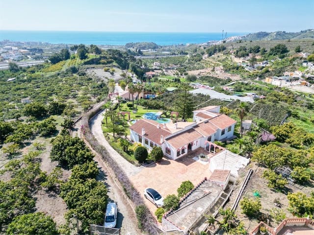 6 soverom Villa til salgs i Nerja med svømmebasseng garasje - € 1 340 000 (Ref: 9976378)