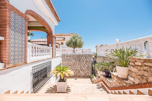 4 soveværelse Villa til salg i Motril med swimmingpool garage - € 900.000 (Ref: 9976379)