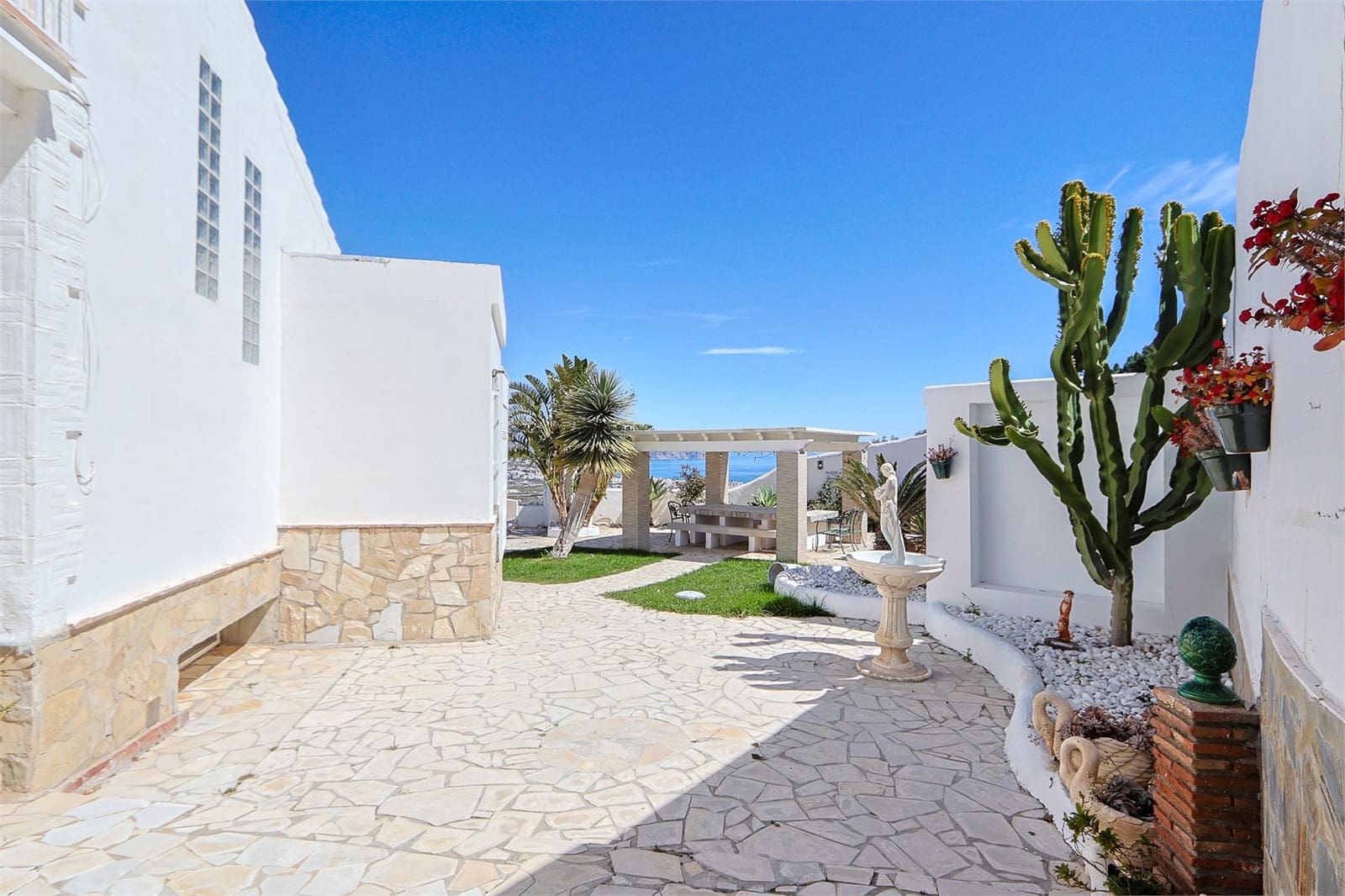 14 bedroom Villa for sale in Torrox with pool garage - € 1,250,000 (Ref: 9976381)